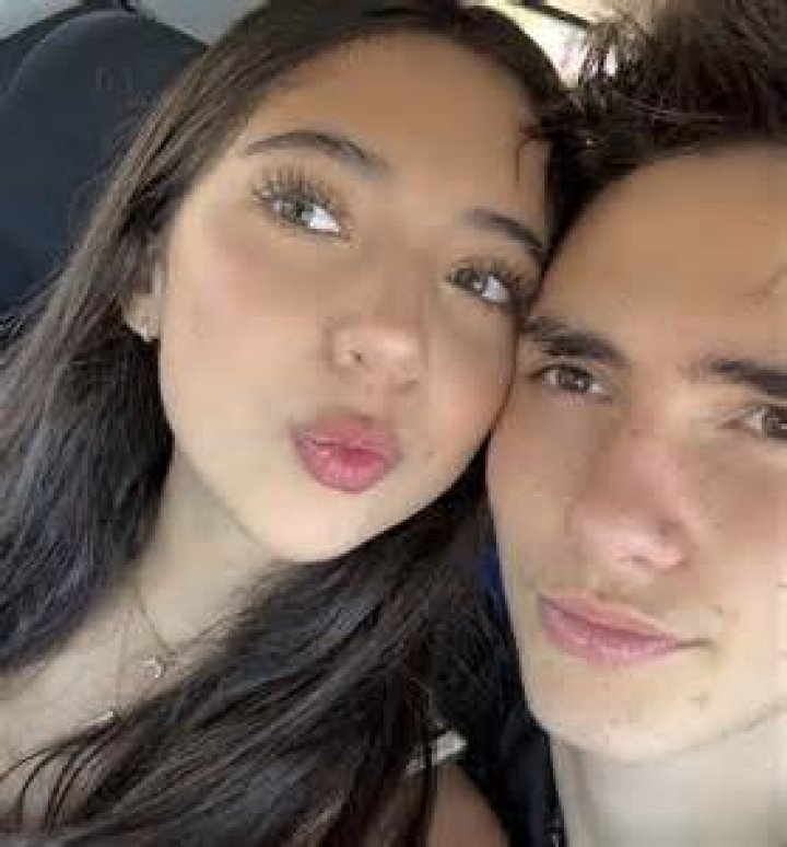 Exploring the Story and Meaning Behind "A Mi Viejo Chacho y Su Vagancia Lyrics"