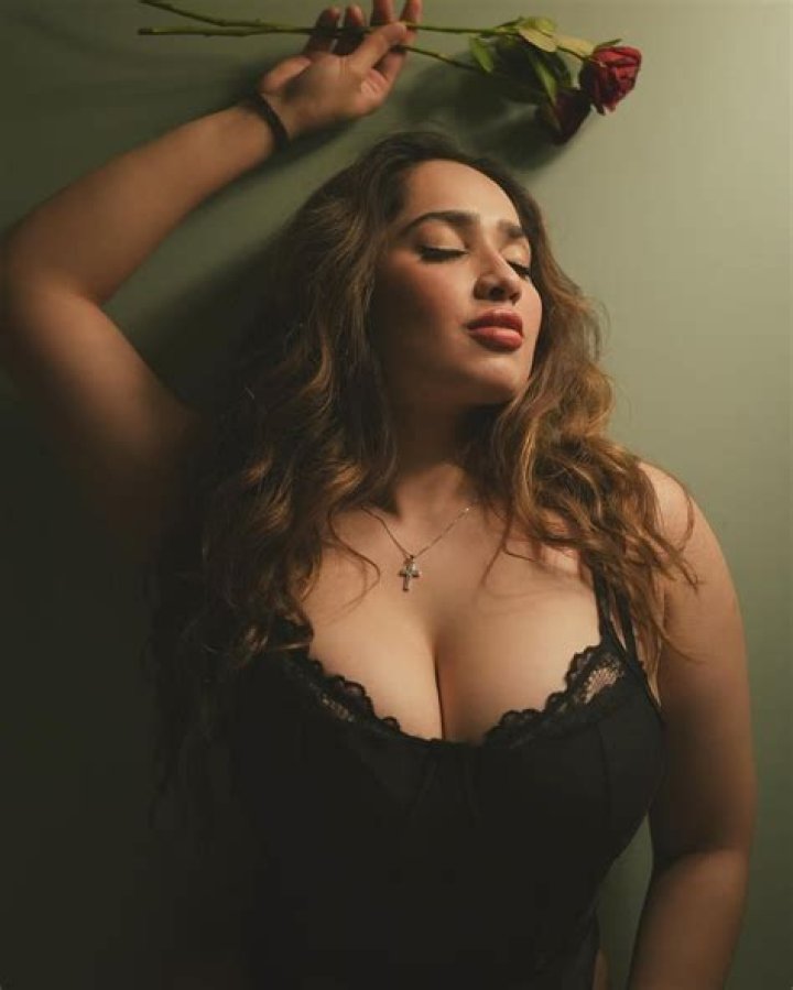 Aditi Mistry Live Saree: A Comprehensive Guide to Her Elegance and Style