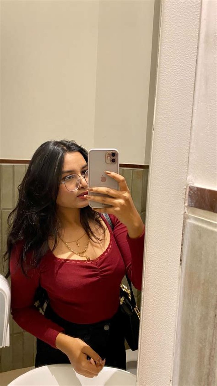 Billie Eilish Mirror: Exploring the Symbolism and Influence in Her Art