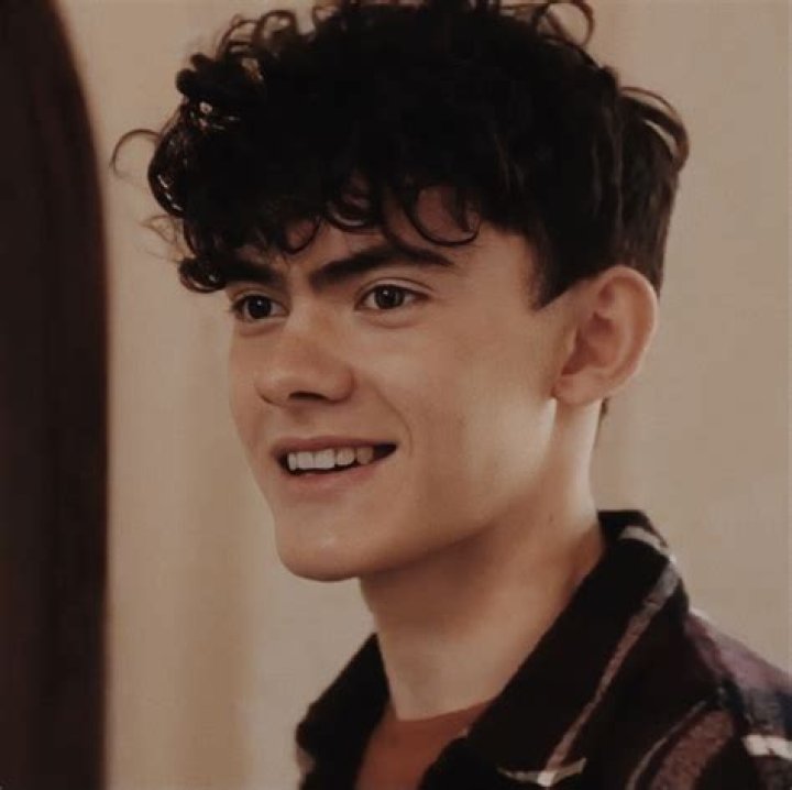 Guy From Heartstopper: Exploring the Character, Story, and Popularity