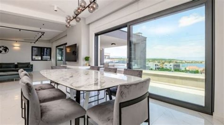 Luxury Penthouse Mia: The Epitome of Modern Elegance and Comfort