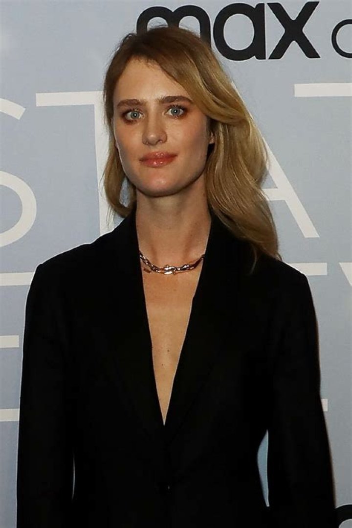 Mackenzie Davis: A Comprehensive Guide to the Rising Hollywood Star