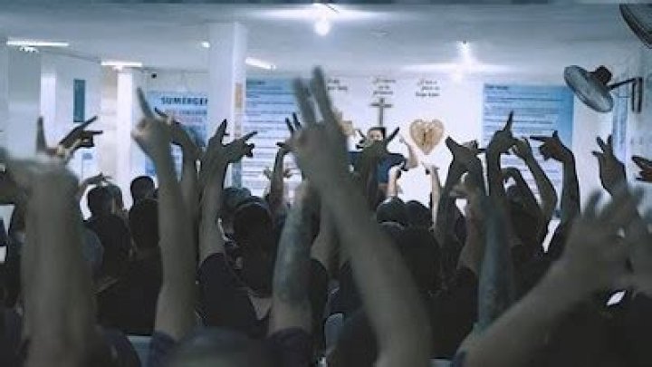 Understanding the Popular Phrase "Me La Pela Poquito" and Its Cultural Significance