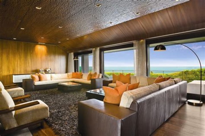 Exploring Michael Rubin's House: A Peek Inside the Abode of a Business Mogul