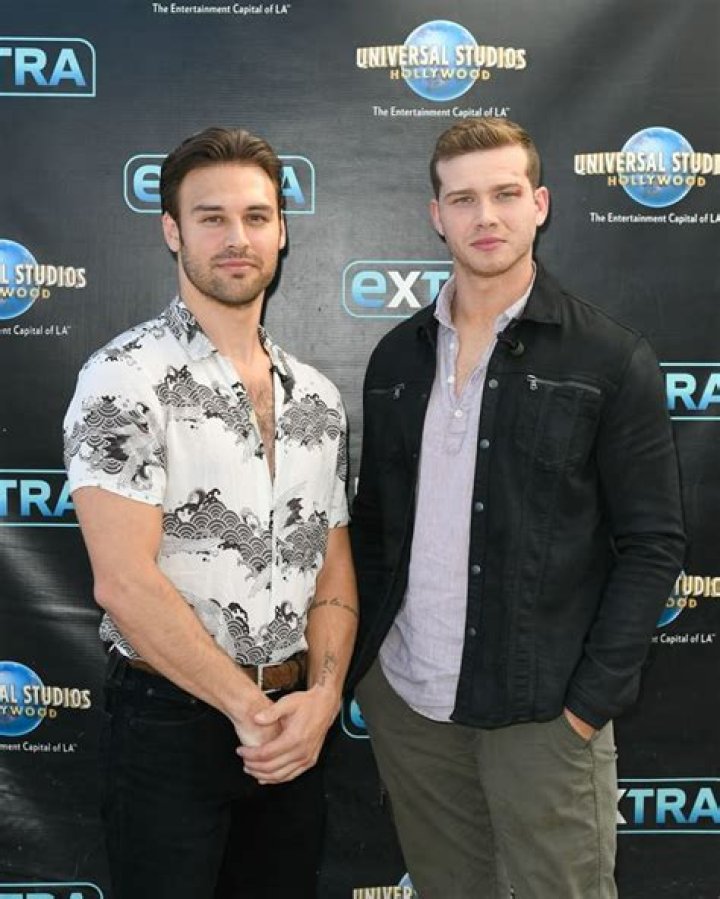 Oliver Stark: Meet His Famous Twin!