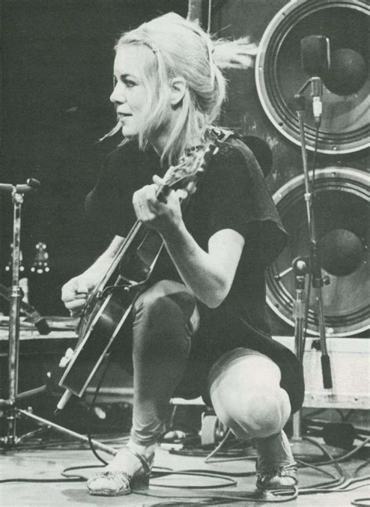 Tina Weymouth: The Iconic Bassist Behind the Success of Talking Heads and Tom Tom Club